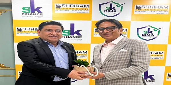 समझौते के दौरान श्रीराम जनरल इंश्योरेंस के सीएमओ आफताब अल्वी और एसके फाइनेंस लिमिटेड के सीईओ राजेंद्र कुमार सेठिया समझौते के दौरान श्रीराम जनरल इंश्योरेंस के सीएमओ आफताब अल्वी और एसके फाइनेंस लिमिटेड के सीईओ राजेंद्र कुमार सेठिया