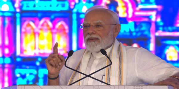 प्रधानमंत्री नरेन्द्र मोदी मंगलवार को वडोदरा में ‘नमो फॉर विकसित भारत’ कार्यक्रम को संबोधित करते हुए