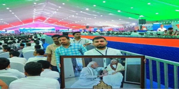 हर्षित ने प्रधानमंत्री नरेंद्र मोदी को यही कलाकृति भेंट की हर्षित ने प्रधानमंत्री नरेंद्र मोदी को यही कलाकृति भेंट की