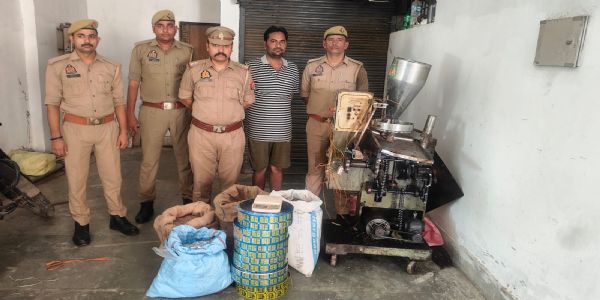 बांदा : नकली गुटखा फैक्टरी का भंडाफोड़, एक आरोपित गिरफ्तार