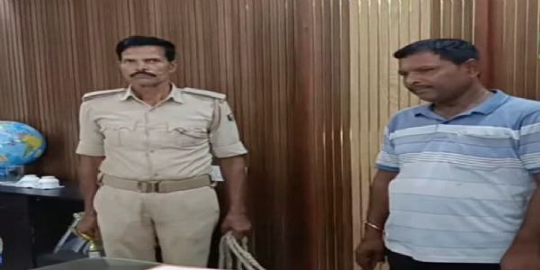 शराब के नशे में बकौर पंचायत के मुखिया हिरासत में, इलाके में चर्चा