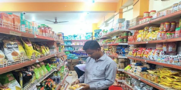 चाईबासा में खाद्य दुकानों की जांच, चार उत्पादों की लेबलिंग में मिली खामी