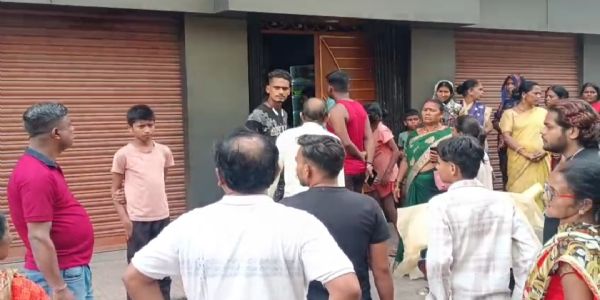 बच्चे संग आग लगाकर छत से कूदी महिला ने, दोनों गंभीर