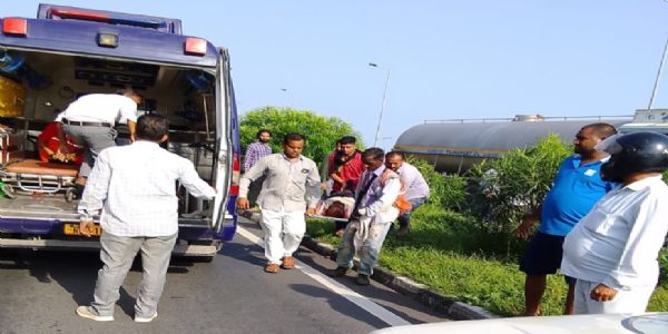 टैंकर की टक्कर से पत्नी की मौत, पति व बेटी घायल