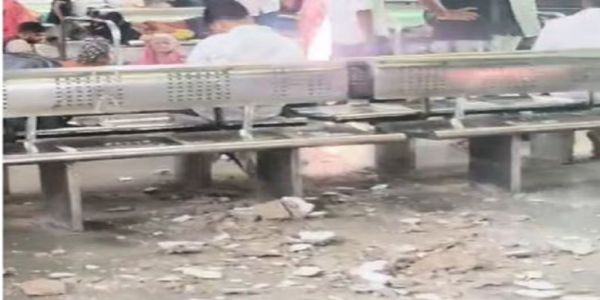 मथुरा जंक्शन में जर्जर छत से भरभराकर गिरा प्लास्टर, बाल-बाल बचे यात्री