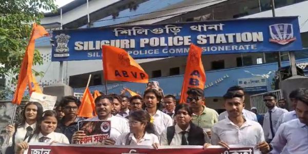 एसएफआई के खिलाफ एबीवीपी का प्रदर्शन, सिलीगुड़ी थाने में प्राथमिकी दर्ज