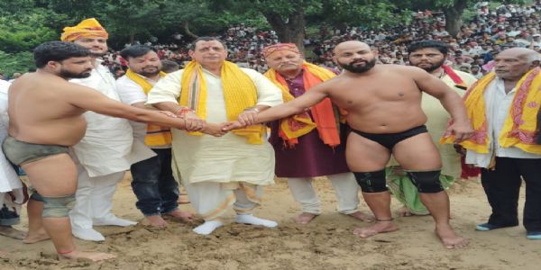 दंगल में आधे घंटे की भिड़ंत के बाद लाठीदास ने मारी बाजी, 51 हजार का इनाम जीता