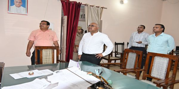 सेवायोजन कार्यालय में लापरवाही पर डीएम सख्त, पांच कार्मिकों का एक दिन का वेतन काटने के निर्देश