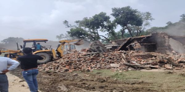 लखीमपुर खीरी : दुष्कर्म आरोपित खलील का अवैध मकान बुलडोजर से ध्वस्त