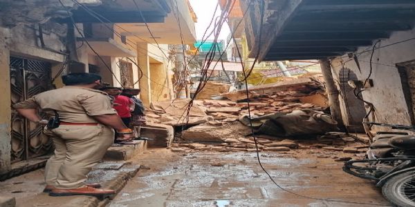 वाराणसी के मदनपुरा में जर्जर भवन का हिस्सा भरभराकर गिरा, टला बड़ा हादसा