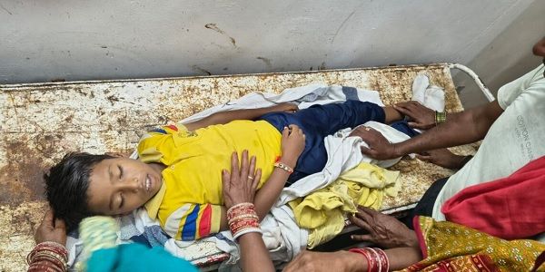 कटनी में चलती वैन का दरवाजा खुलने से सड़क पर गिरा मासूम, अस्पताल में मौत