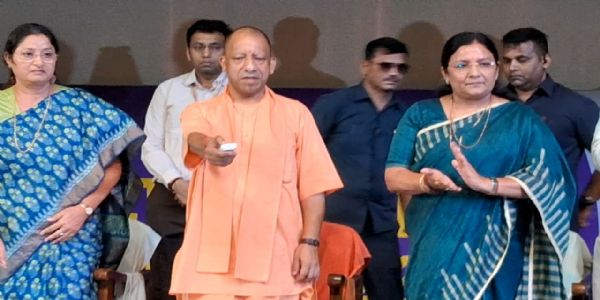 मुख्यमंत्री योगी आदित्यनाथ ने आंगनबाड़ी कार्यकत्रियों से किया संवाद,अति कुपोषित बच्चे के बारे में ली जानकारी