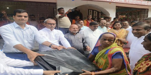 बाढ़ पीड़ितों के साथ खड़ी है सरकार, राहत वितरण में लाएं तेजी: आपदा प्रबंधन मंत्री